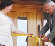 Mr and Mrs G&#252;nter Kech cut the ribbon